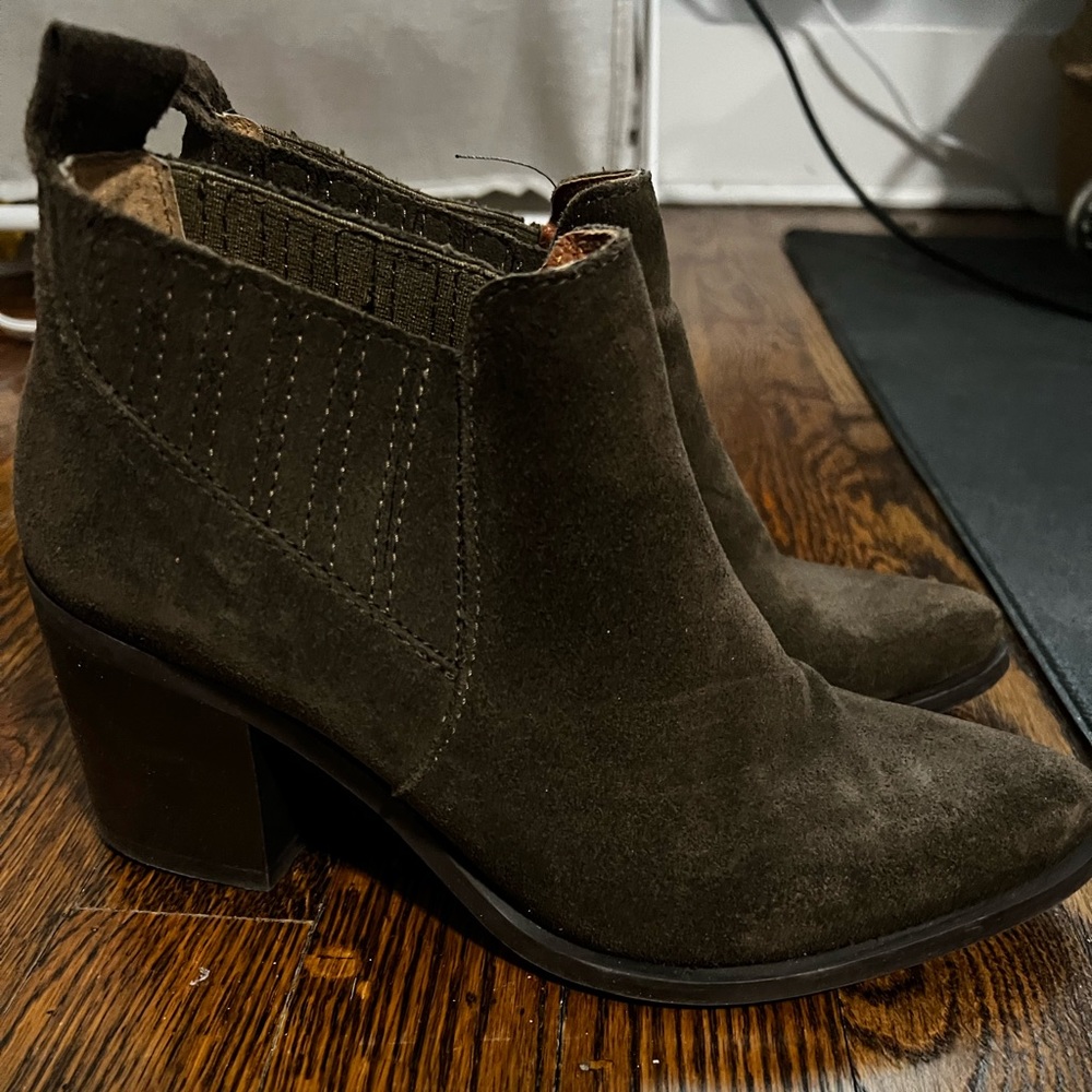 Steve Madden Olive Green Suede booties sz 6